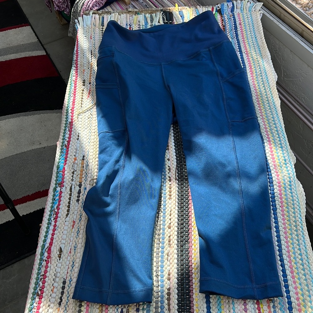 Patagonia blue capri running pants pockets. Size medium